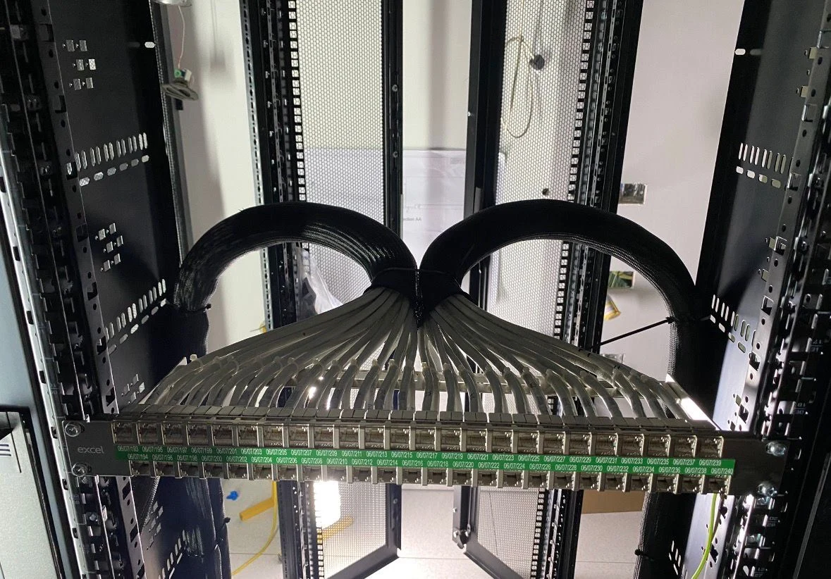 Structured cabling installation in a communications cabinet